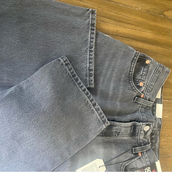 FLASH SALE! Levi's 90's black distressed relaxed jeans - Picture 16 of 17